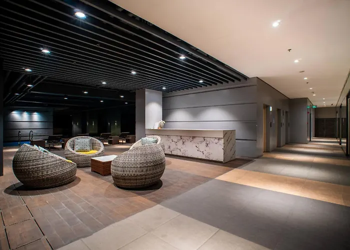 Fully Furnished :japandi Warm Retreat In Qc
